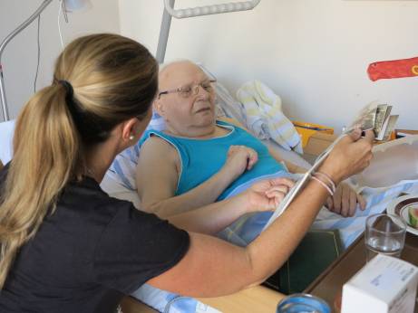 Ambulant tätige Ehrenamtliche übernehmen Besuchsdienste bei PatientInnen und ihren Familien zuhause, im Pflegeheim oder im Krankenhaus.